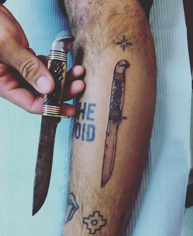 男生小腿上黑灰点刺几何简单线条匕首纹身图片