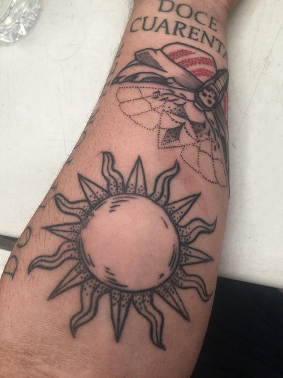 男生小腿上黑色点刺几何抽象线条太阳纹身图片