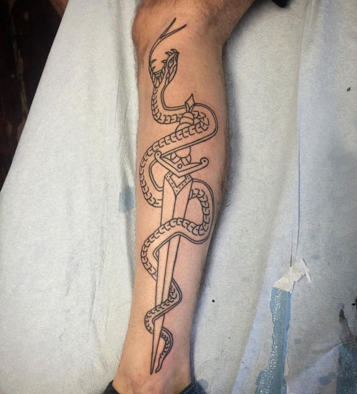 男生小腿上黑色线条素描创意霸气蛇匕首纹身图片
