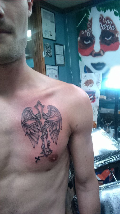男生胸部黑色点刺简单线条翅膀和十字架纹身图片