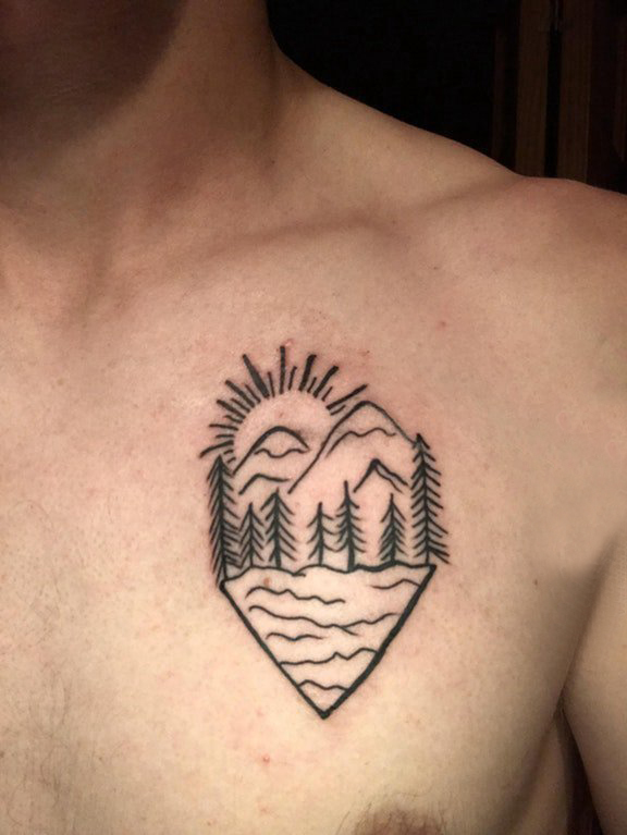 男生胸部黑色几何抽象线条山水风景纹身图片