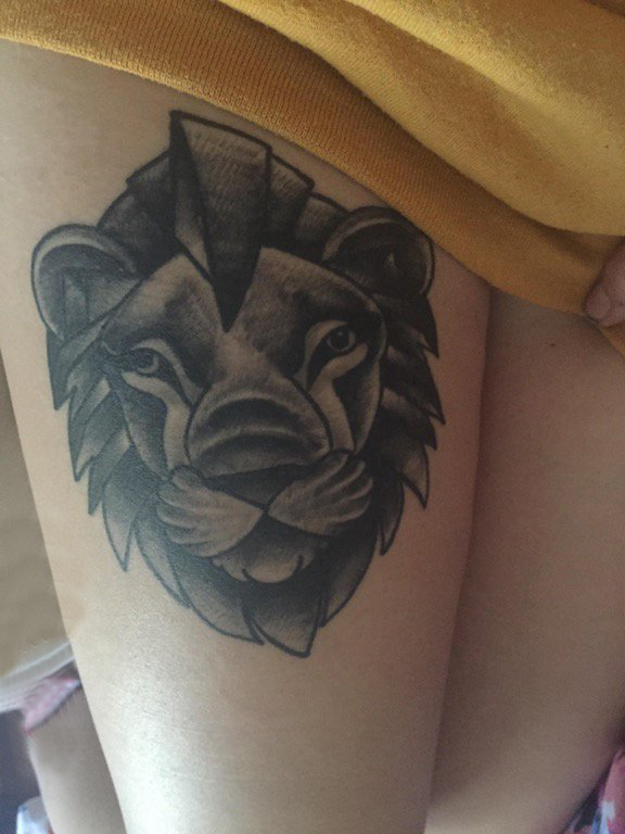 女生大腿上黑灰素描点刺技巧霸气狮子纹身图片