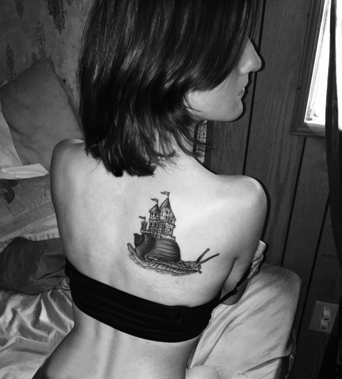 女生后背上黑色点刺几何简单线条帆船纹身图片