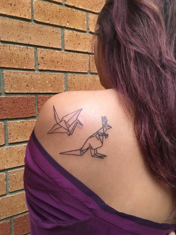 女生后肩上黑色几何简单线条折纸千纸鹤和袋鼠纹身图片