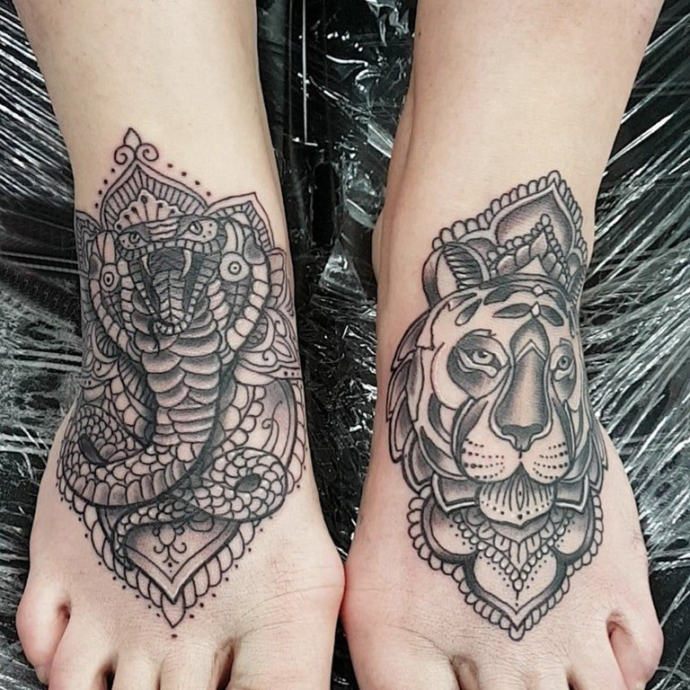 女生脚背上黑色点刺几何线条小动物大象和狮子纹身图片