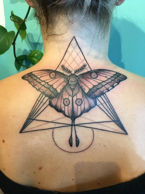 女生颈后黑色点刺技巧几何线条三角形和蝴蝶纹身图片