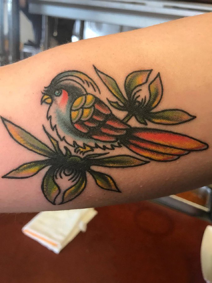 女生手臂上彩绘水彩素描创意文艺小鸟花朵纹身图片