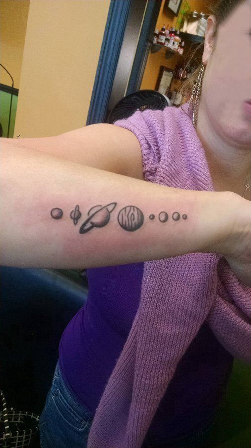 女生手臂上黑灰素描点刺技巧创意文艺星球纹身图片