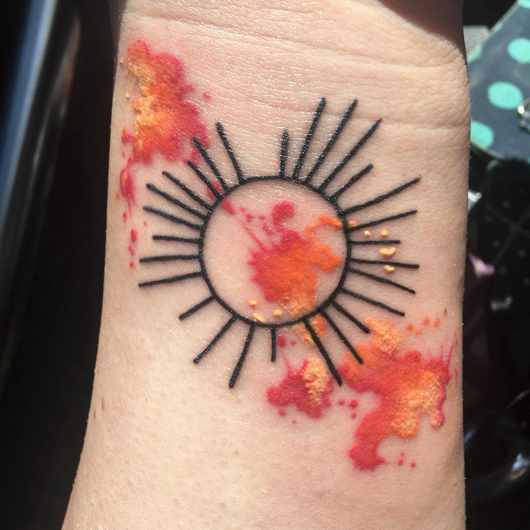 女生手腕上彩绘泼墨几何简单线条太阳纹身图片