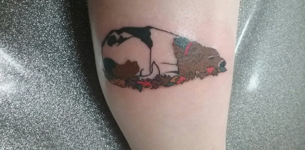 女生小腿上彩绘简单线条落叶和小动物狗纹身图片