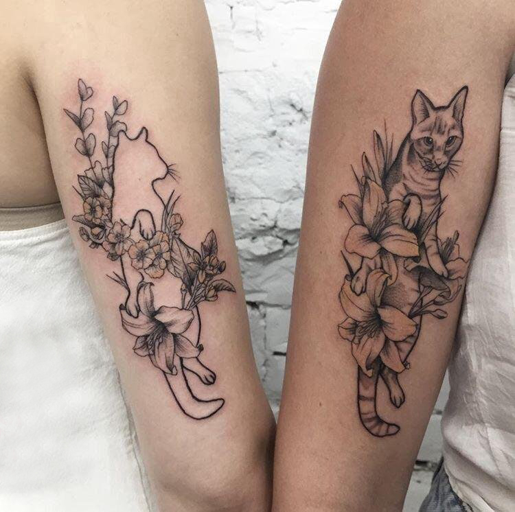 闺蜜手臂上黑灰点刺简单线条植物花朵和猫纹身图片