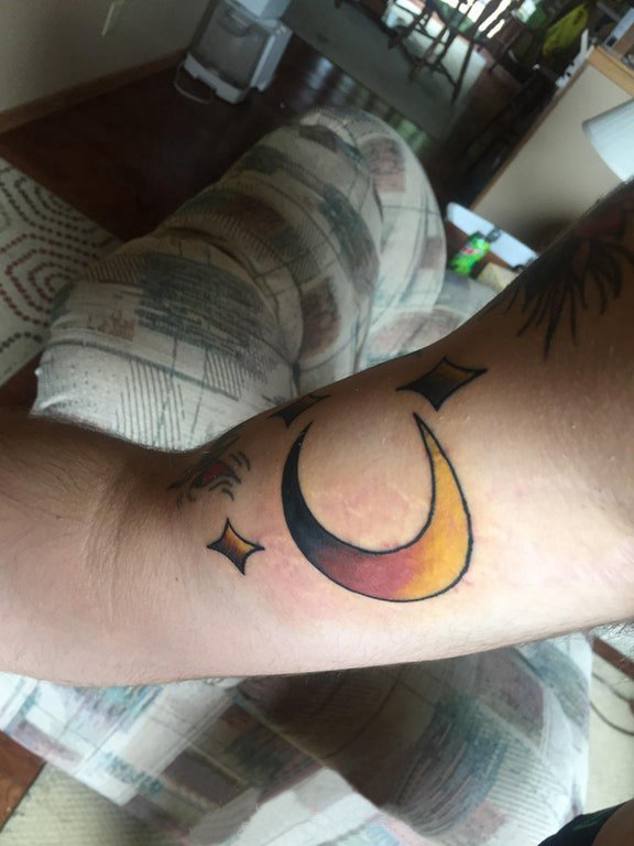 男生大臂上彩绘渐变简单线条星星和月亮纹身图片