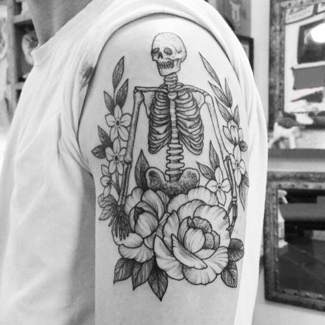 男生大臂上黑灰点刺简单线条花朵和骷髅骨架纹身图片