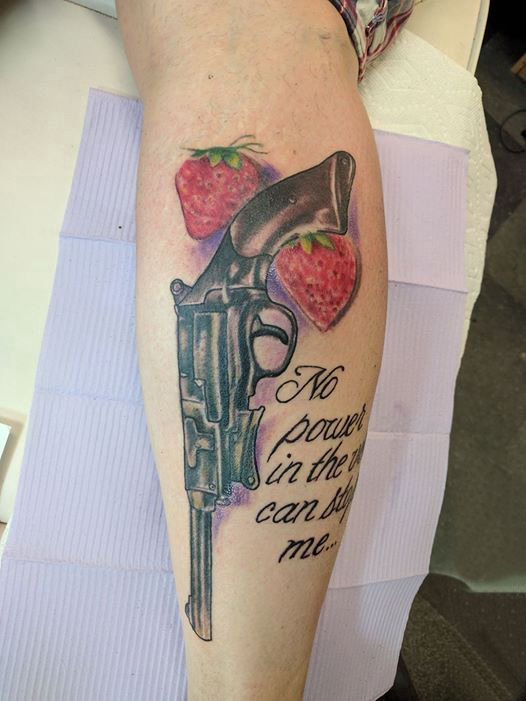 男生手臂上彩绘水彩素描霸气经典手枪纹身图片