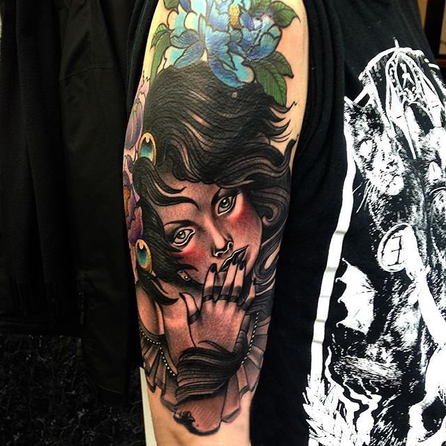 男生手臂上彩绘水彩素描抽象女生人物纹身图片