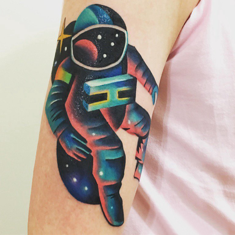 男生手臂上彩绘水彩素描星空元素宇航员纹身图片