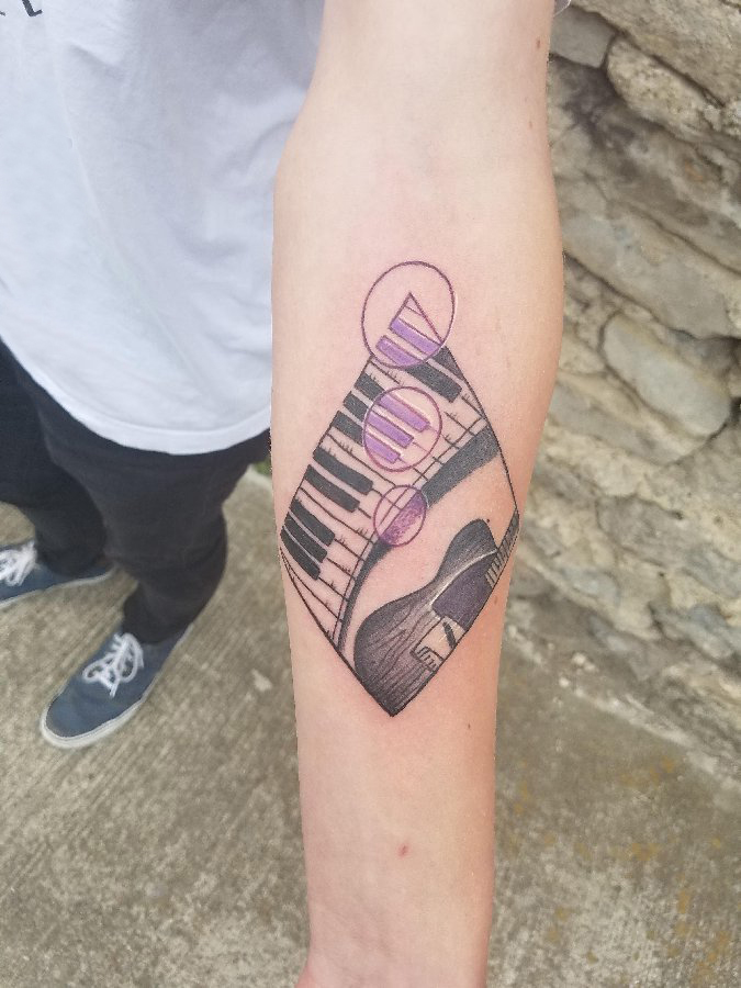 男生手臂上黑灰素描点刺技巧文艺经典钢琴纹身图片