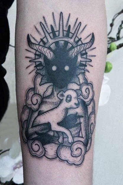 男生手臂上黑色点刺简单线条羊和另类人物纹身图片