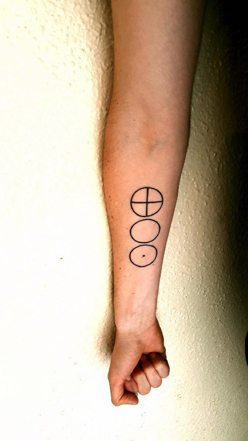 男生手臂上黑色几何简单线条创意圆形纹身图片