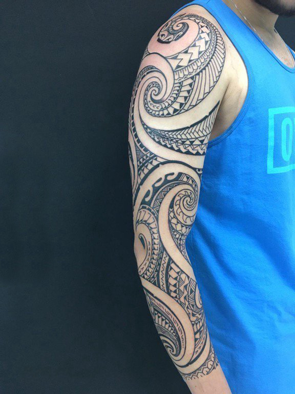 男生手臂上黑色线条几何元素创意霸气部落纹身图片