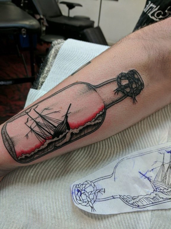男生手臂上黑色线条素描点刺技巧经典水瓶纹身图片