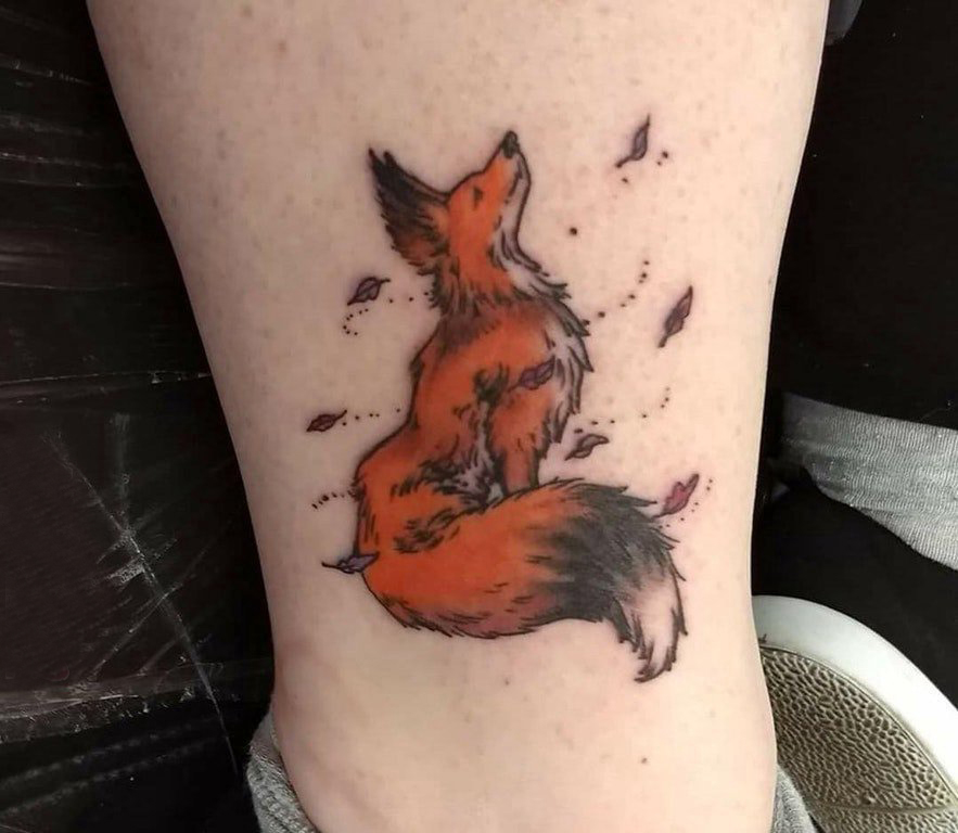 男生小腿上彩绘渐变抽象线条狐狸小动物纹身图片