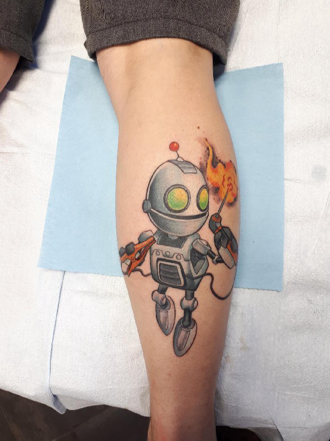 男生小腿上彩绘渐变简单线条火焰和机器人纹身图片