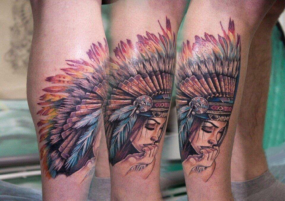 男生小腿上彩绘渐变简单线条羽毛和印第安人物纹身图片