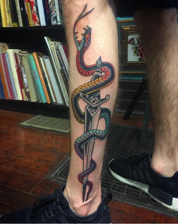 男生小腿上彩绘水彩素描霸气蛇匕首纹身图片