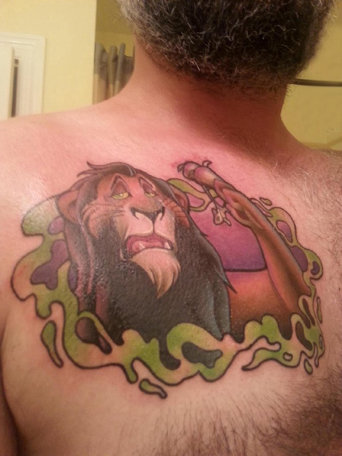 男生胸部彩绘渐变抽象线条卡通小动物狮子纹身图片