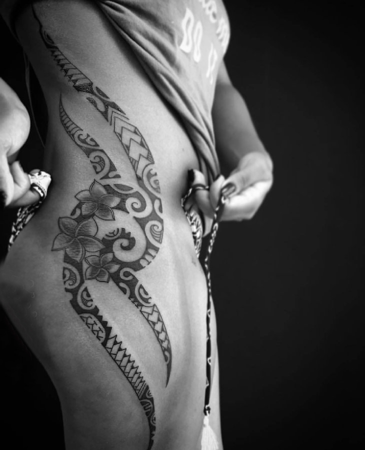 女生侧腰上黑色点刺简单线条花朵和部落图腾纹身图片