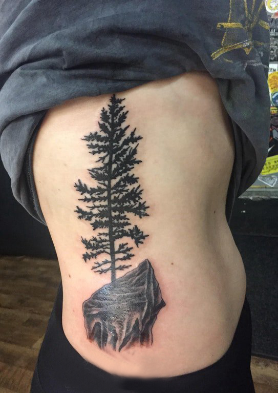 女生侧腰上黑色点刺简单线条岩石和植物大树纹身图片