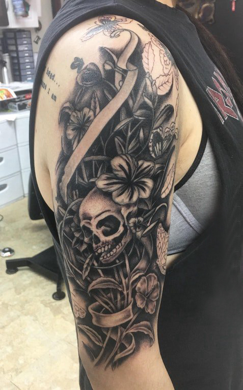 女生大臂上黑色点刺简单线条花朵和骷髅纹身图片