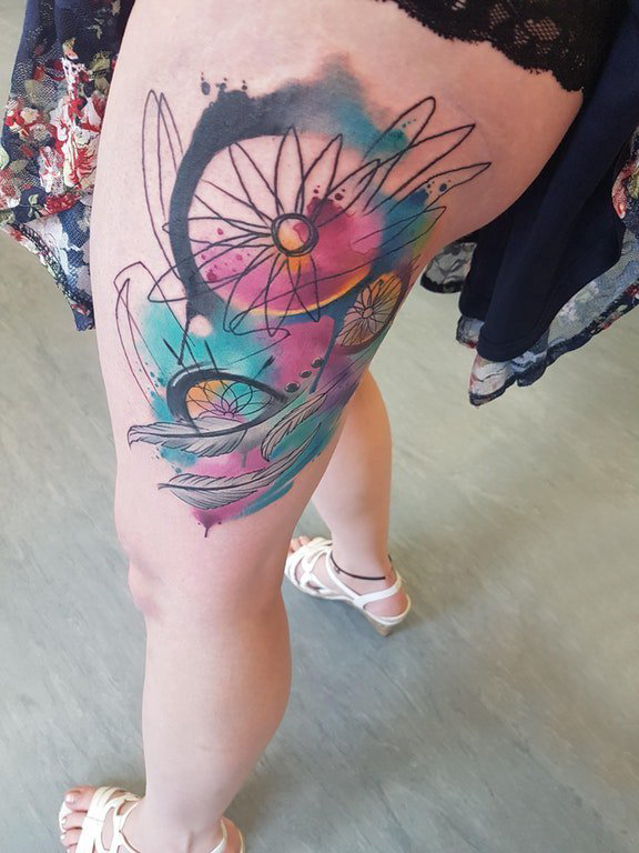 女生大腿上彩绘泼墨简单线条创意捕梦网纹身图片