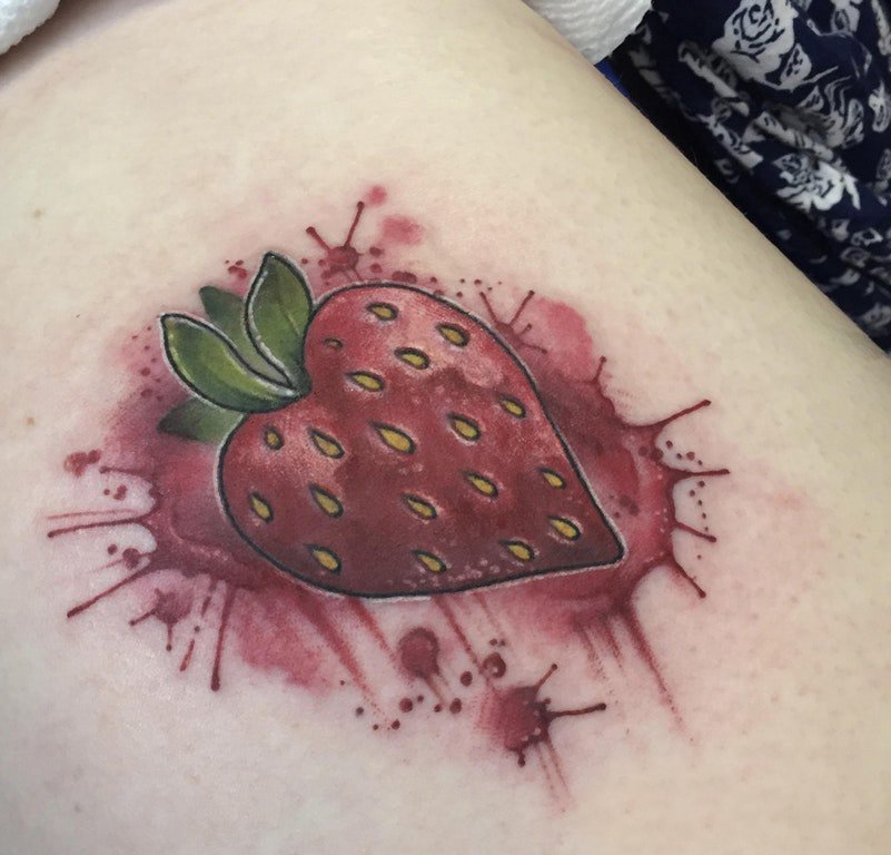 女生大腿上彩绘泼墨简单线条可爱水果草莓纹身图片