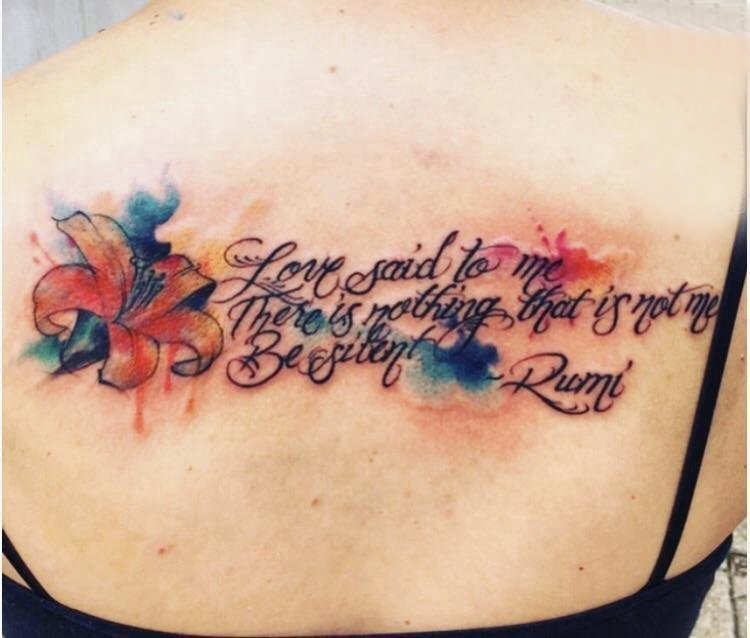 女生后背上彩绘泼墨简单个性线条英文和植物花朵纹身图片