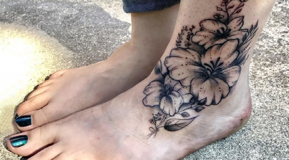 女生脚踝上黑色点刺简单线条植物文艺花朵纹身图片