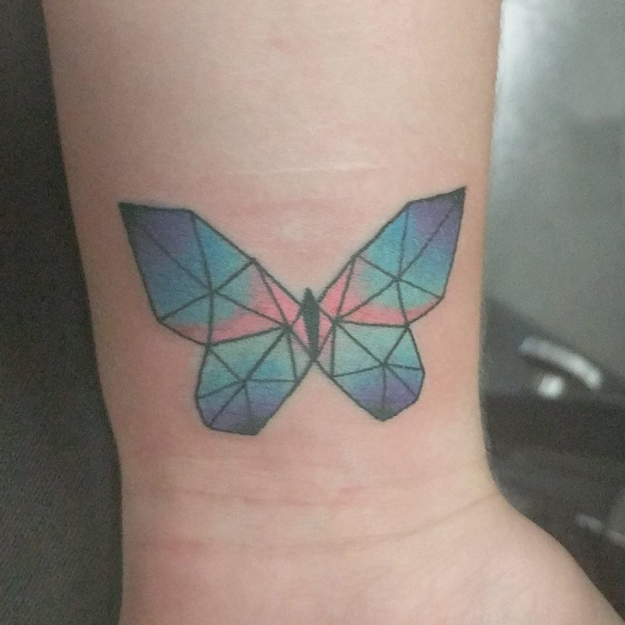 女生手臂上彩绘渐变几何简单线条动物蝴蝶纹身图片