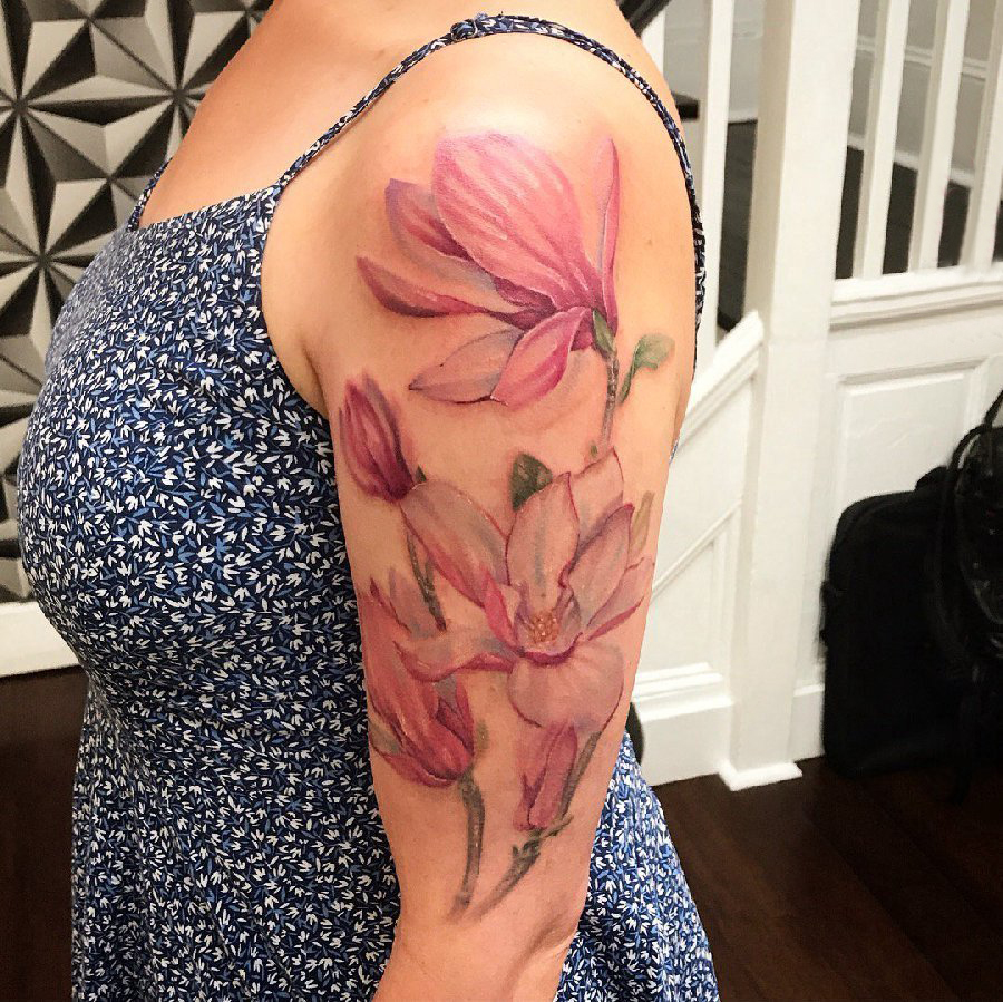 女生手臂上彩绘渐变简单线条独特唯美花朵纹身图片