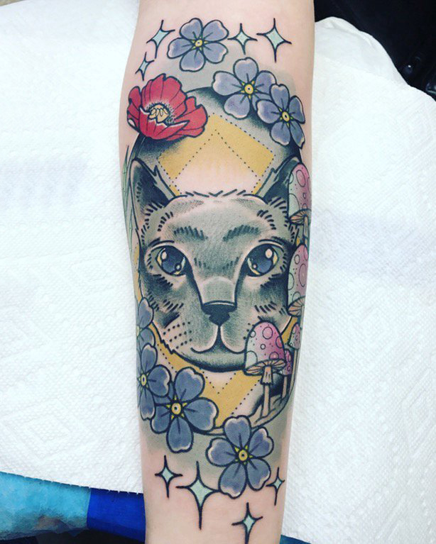 女生手臂上彩绘水彩素描文艺唯美可爱猫咪纹身图片