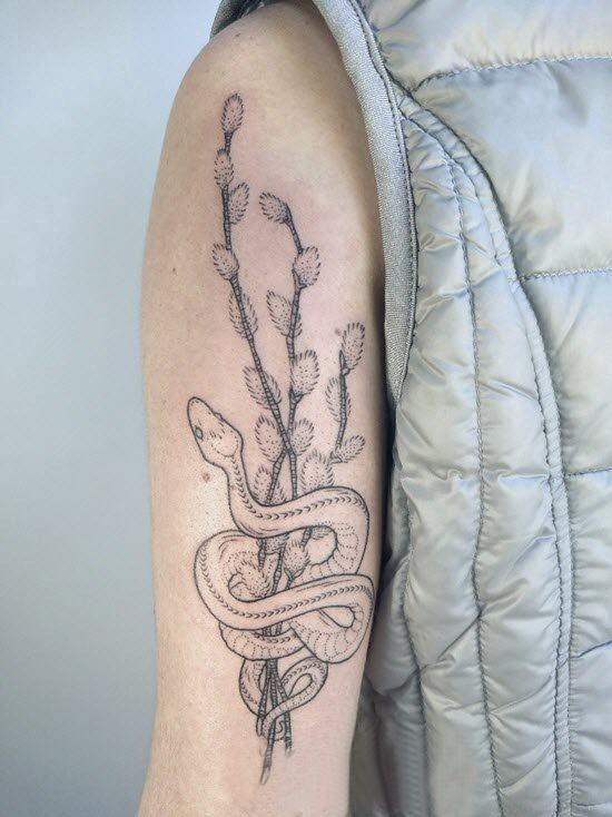 女生手臂上黑色线条唯美藤蔓霸气蛇纹身图片