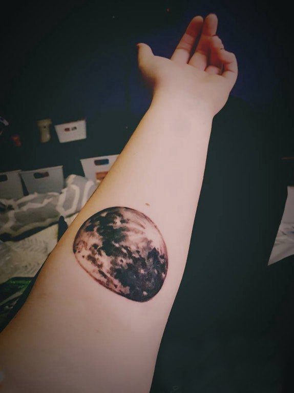 女生手臂上黑色点刺几何线条星球纹身图片