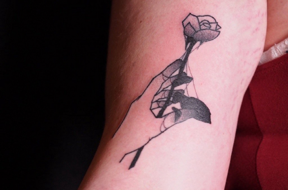女生手腕上黑灰素描点刺技巧文艺唯美玫瑰纹身图片