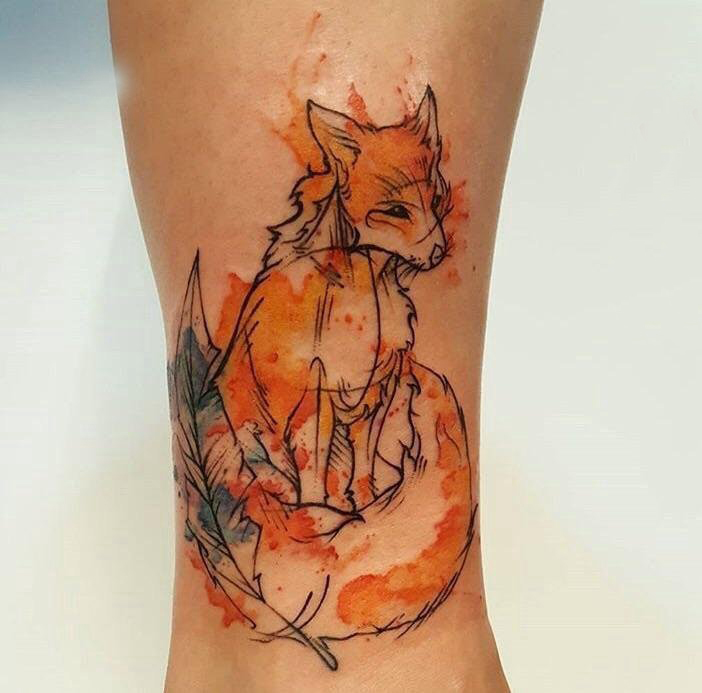 女生小腿上彩绘泼墨简单抽象线条羽毛和狐狸纹身图片