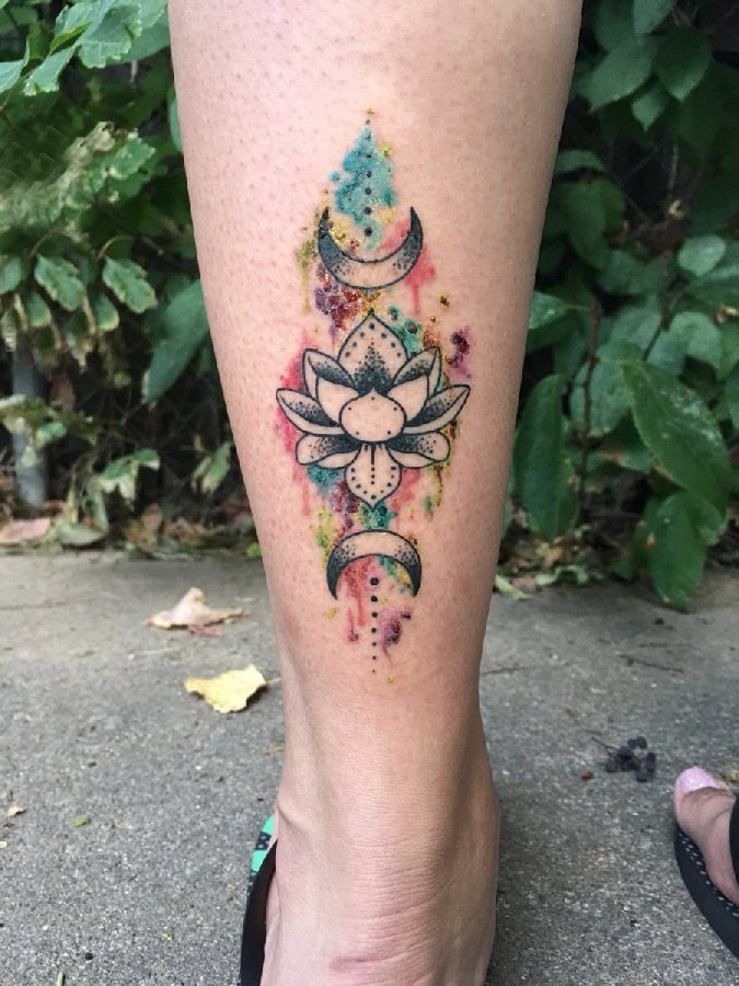 女生小腿上彩绘泼墨简单线条月亮和莲花纹身图片