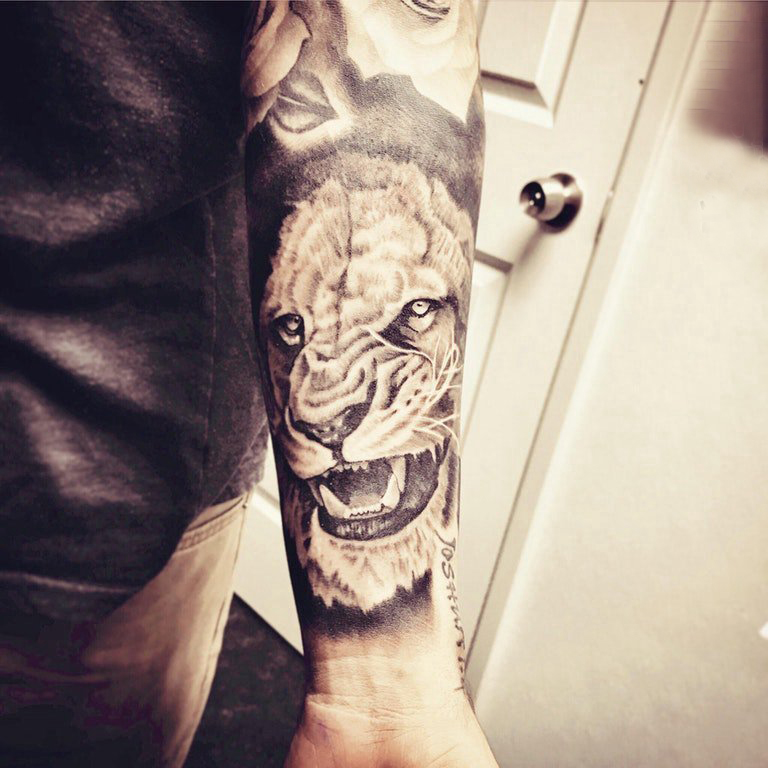男生手臂上黑灰点刺抽象线条小动物老虎纹身图片
