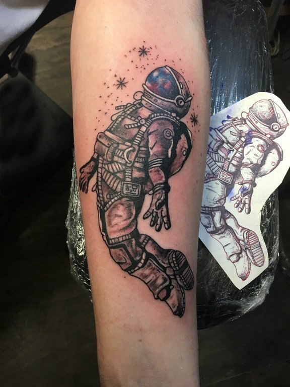 男生手臂上黑灰素描点刺技巧宇航员纹身图片