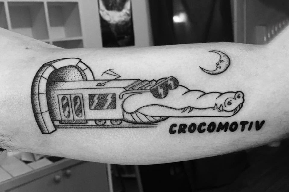 男生手臂上黑色线条经典霸气鳄鱼抽象纹身图片