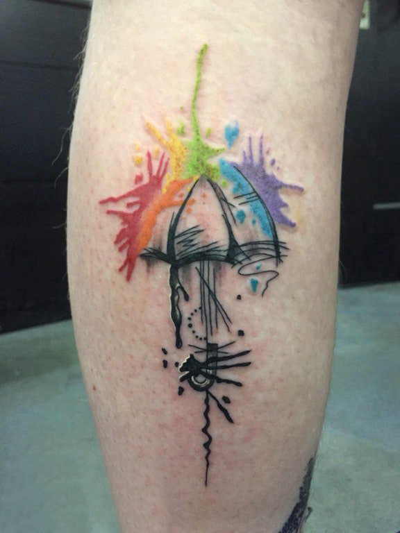 男生小腿上彩绘泼墨简单抽象线条雨伞纹身图片