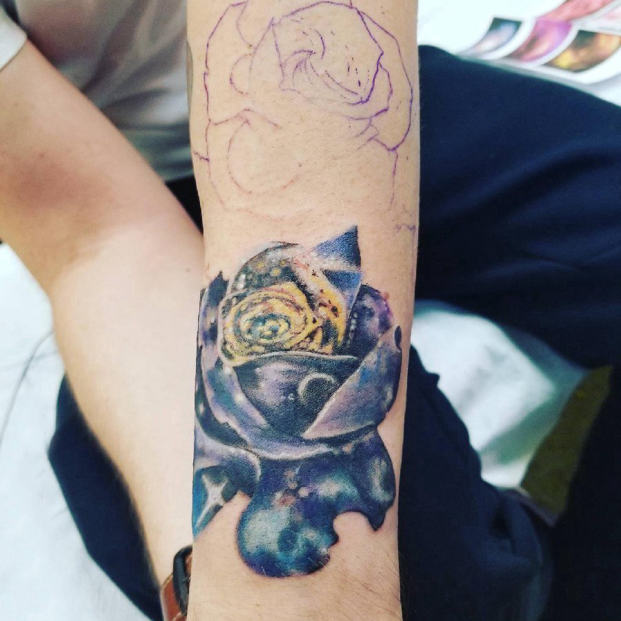 女生手臂上彩绘渐变星空元素简单线条花朵纹身图片